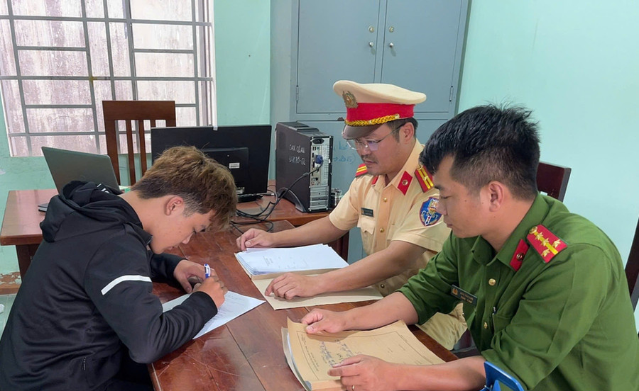 Lực lượng Cảnh sát giao thông phối hợp Công an phường An Bình gọi hỏi, răn đe các đối tượng có nguy cơ cao vi phạm giao thông trên địa bàn. Ảnh: ĐVCC 3.jpg