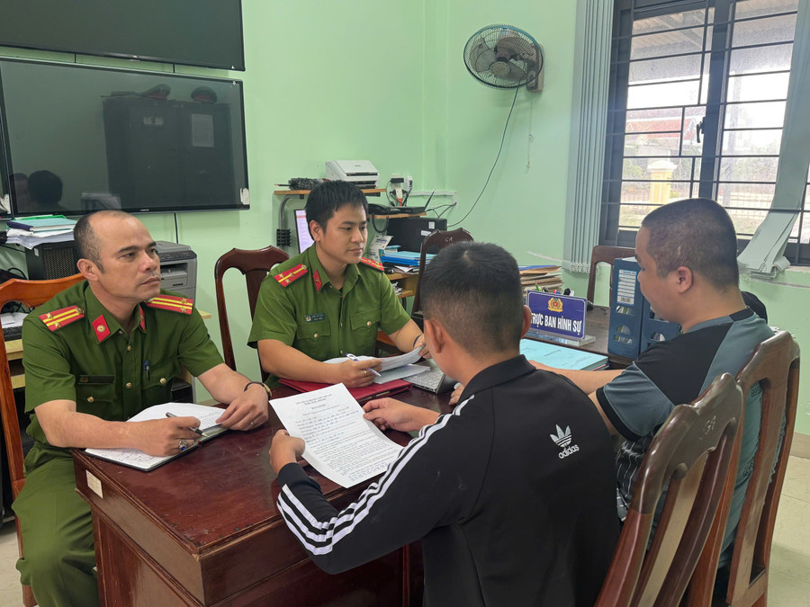 hai-thanh-nien-tai-cong-an-xa-an-nhon-tay.jpg