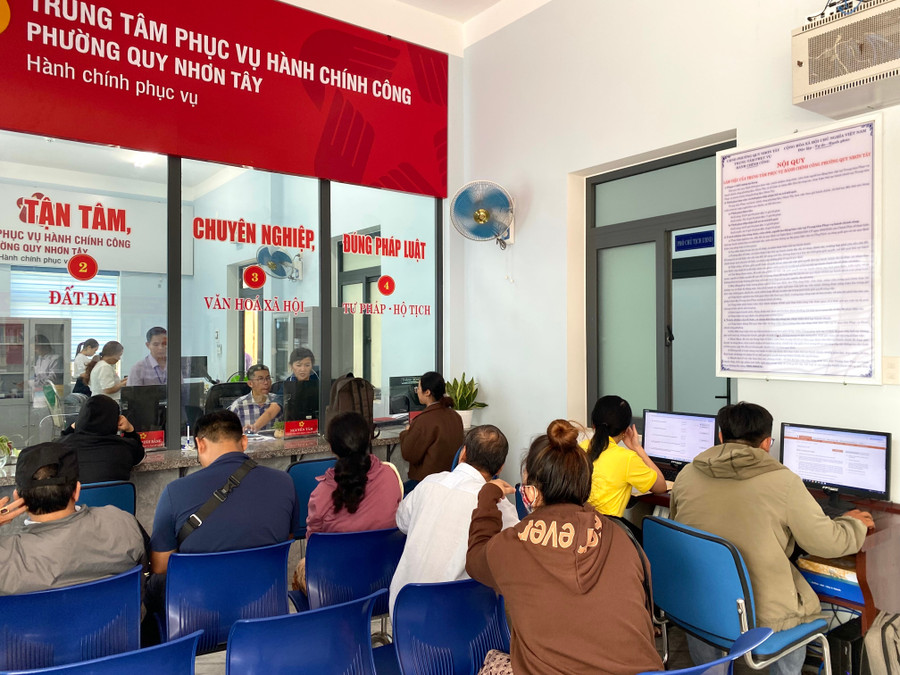 Người dân thực hiện thủ tục hành chính tại Trung tâm Phục vụ hành chính công phường Quy Nhơn Tây. Ảnh: Nguyễn Chơn 3.jpg
