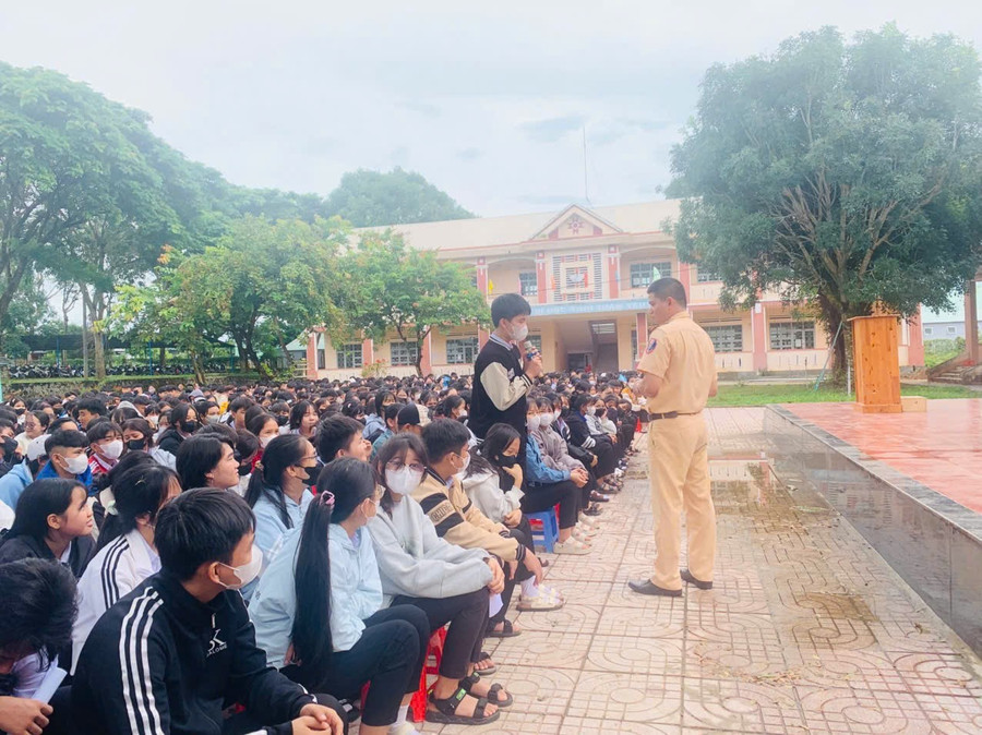 Việc tuyên truyền thông qua hình thức hỏi đáp các tình huống giao thông giúp học sinh dễ dàng nắm bắt, ghi nhớ kiến thức. Ảnh: ĐVCC 2.jpg