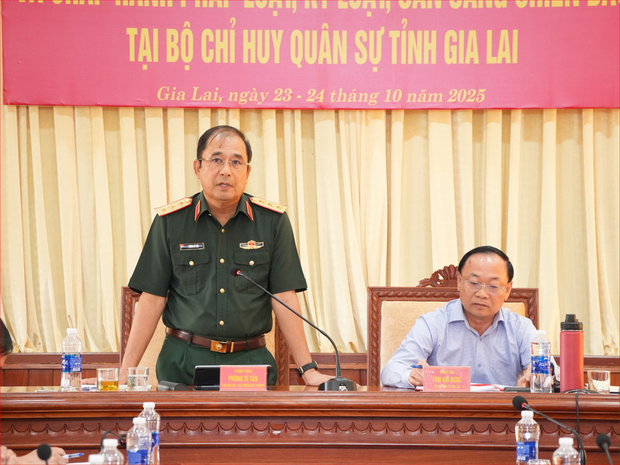 Thượng tướng Phùng Sĩ Tấn-Phó Tổng Tham mưu trưởng Quân đội nhân dân Việt Nam phát biểu tại buổi làm việc. Ảnh: Man Đức Dũng doan-cong-tac-bo-quoc-phong.jpg