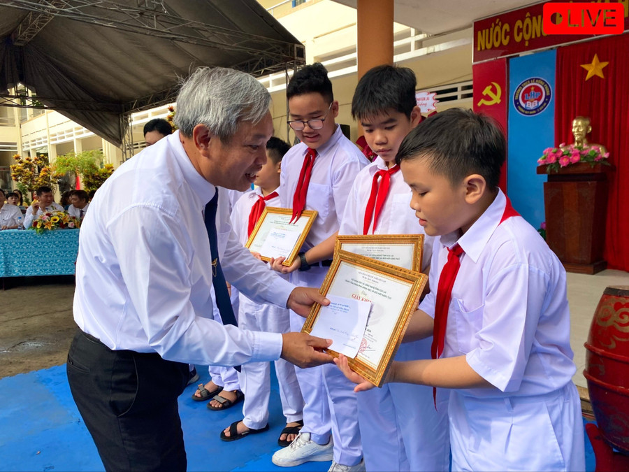 Đồng chí Đặng Vĩnh Sơn - Ủy viên Ban Thường vụ Tỉnh ủy, Trưởng ban Nội chính Tỉnh ủy trao phần thưởng cho các học sinh nhà trường đạt thành tích trong cuộc thi Robotacon tỉnh Gia Lai mở rộng. Ảnh: Nguyễn Chơn 6-4332.jpg