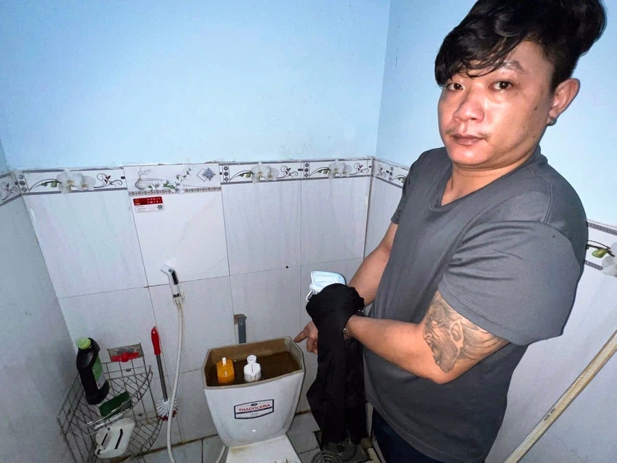 Đối tượng Thắng và két nước bồn cầu nơi cất giấu ma túy. Ảnh: ĐVCC doi-tuong-thang.jpg