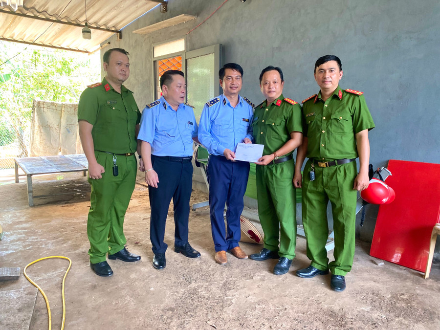 Ông Lê Hồng Hà-Chi cục trưởng Chi cục Quản lý thị trường tỉnh Gia Lai (thứ 2 từ trái qua) đã 3 lần thưởng nóng cho các Đội Quản lý thị trường số 1, số 4 và Đội 4 thuộc Phòng Cảnh sát Kinh tế Công an tỉnh Gia Lai. Ảnh: Nguyễn Chơn img-9948.jpg
