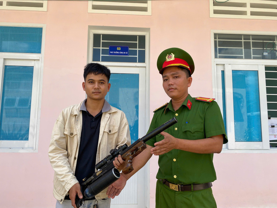 Anh Đinh Hoàng Anh giao nộp khẩu súng nén hơi cho Công an xã An Vinh. Ảnh: ĐVCC nguoi-dan-giao-nop-sung.jpg