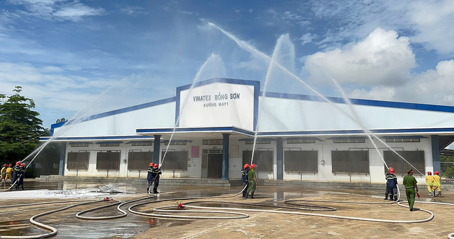 Tình huống khống chế, dập tắt đám cháy tại xưởng sản xuất của Công ty Cổ phần Vinatex Bồng Sơn. Ảnh: ĐVCC 3-8329.jpg