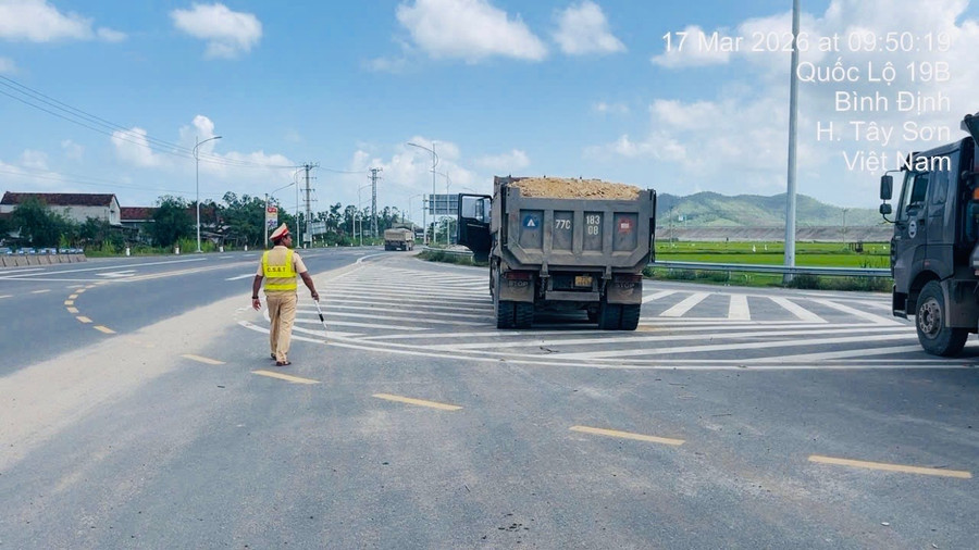xu-ly-xe-ben-cho-vat-lieu-vi-pham-tren-quoc-lo-19b.jpg