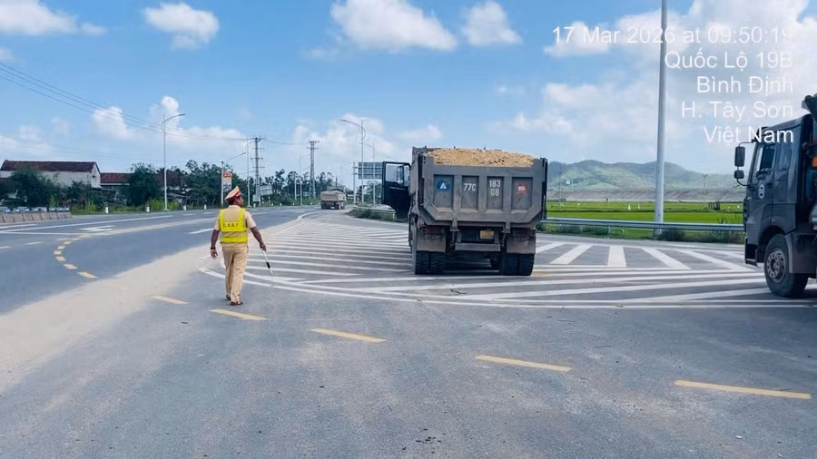 xu-ly-xe-ben-cho-vat-lieu-vi-pham-tren-quoc-lo-19b.jpg