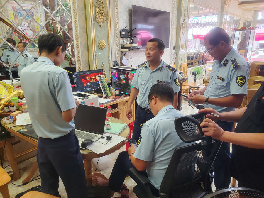 Đội Quản lý thị trường số 1 kiểm tra hiệu vàng T.T. Ảnh: ĐVCC kiem-tra-hieu-vang.jpg