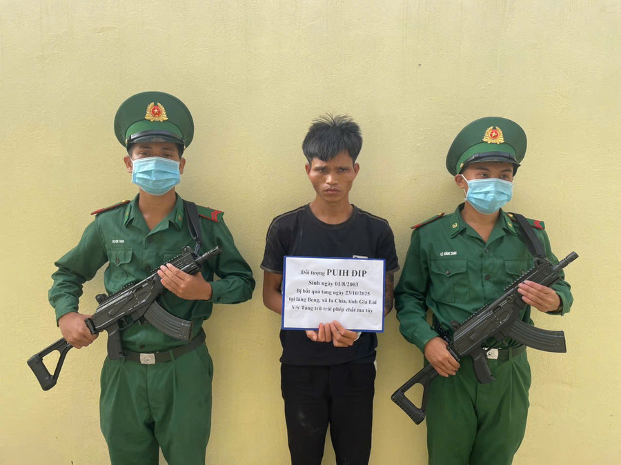 Đối tượng Puih Đip bị bắt quả tang tàng trữ trái phép chất ma túy. Ảnh: Công Cường khoi-to-doi-tuong-puih-dip.jpg