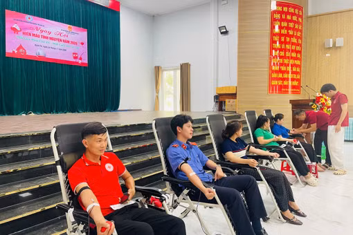 Đông đảo cán bộ, người dân phường Ayun Pa, xã Ia Sao và Ia Rbol tham gia hiến máu tình nguyện. Ảnh: Vũ Chi