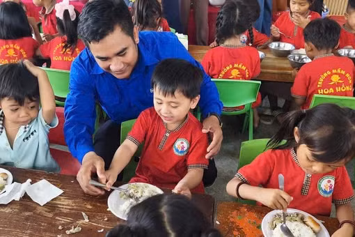 Đoàn xã tổ chức bữa ăn miễn phí cho 106 em học sinh Trường Mầm non Hoa Hồng. Ảnh: ĐVCC