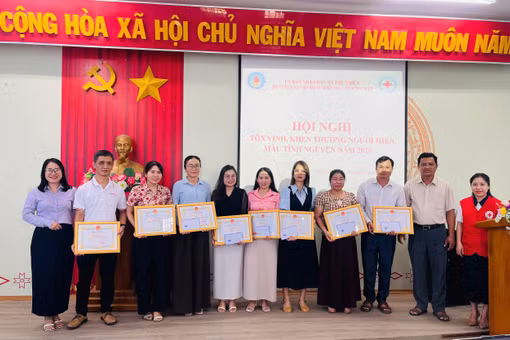 Các cá nhân được Chủ tịch UBND xã tặng giấy khen vì có thành tích tiêu biểu trong công tác hiến máu tình nguyện năm 2026. Ảnh: Vũ Chi