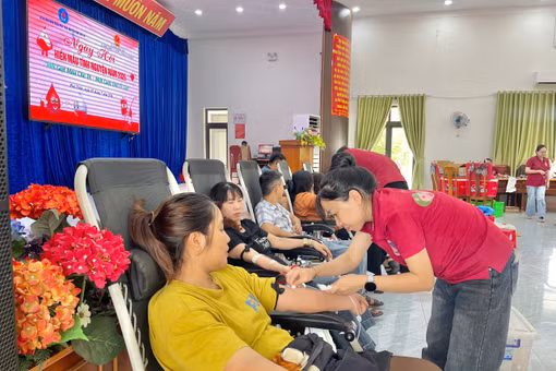 Đông đảo người dân cụm khu vực Phú Thiện tham gia hiến máu tình nguyện. Ảnh: Vũ Chi