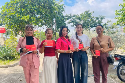 Chị Nay H’Uôn (thứ 2 từ phải sang, buôn Ji, xã Krông Năng) cùng 4 người bạn vui mừng vì đã sẻ chia giọt máu hồng, trao thêm cơ hội được cứu sống cho các bệnh nhân. Ảnh: Vũ Chi