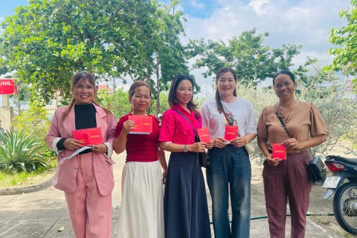 Chị Nay H’Uôn (thứ 2 từ phải sang, buôn Ji, xã Krông Năng) cùng 4 người bạn vui mừng vì đã sẻ chia giọt máu hồng, trao thêm cơ hội được cứu sống cho các bệnh nhân. Ảnh: Vũ Chi