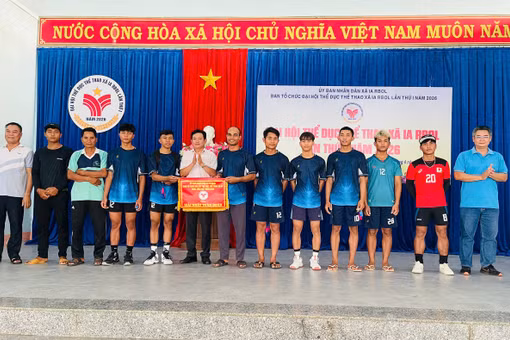 Ban tổ chức trao giải nhất toàn đoàn cho đoàn vận động viên buôn Bir. Ảnh: Vũ Chi