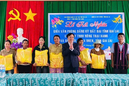 Đại diện lãnh đạo Văn phòng đăng ký đất đai tỉnh tặng quà cho các hộ nghèo tại buôn Ji. Ảnh: Thanh Tâm