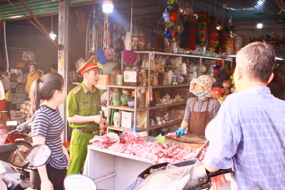 Ra quân xử lý chợ tự phát trên đường Nơ Trang Long, phường Hội Phú