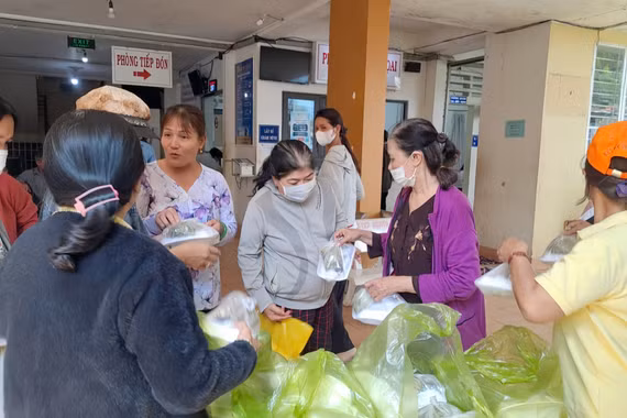 Hội Chữ thập đỏ phường Pleiku tổ chức nấu, tặng 800 suất cơm cho bệnh nhân và người nhà.