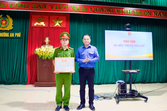 Trao huy hiệu “Tuổi trẻ dũng cảm” cho Đại úy Nguyễn Hữu Đạo