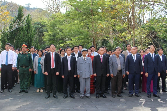 Lãnh đạo Tỉnh ủy, HĐND, UBND, Ủy ban MTTQ Việt Nam tỉnh Gia Lai thực hiện nghi thức dâng hoa, dâng hương long trọng tại Khu Di tích lịch sử Căn cứ địa cách mạng Khu 10, xã Krong nhân dịp kỷ niệm 51 năm Ngày Giải phóng tỉnh Gia Lai.