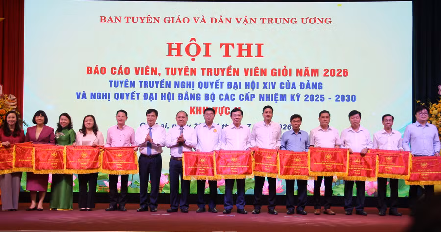 Ban Tổ chức trao cờ lưu niệm cho đại diện 21 trưởng đoàn tham gia hội thi. Ảnh: Trọng Lợi