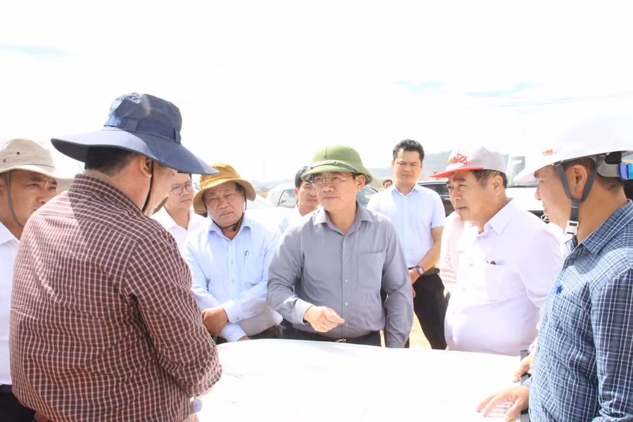 Chủ tịch UBND tỉnh Phạm Anh Tuấn (hàng đầu, thứ 3 từ phải sang) kiểm tra tiến độ thi công dự án Khu công nghiệp Bình Nghi (xã Tây Sơn). Ảnh: Trọng Lợi