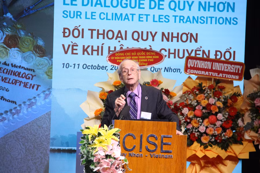 cac-nha-khoa-hoc-phat-bieu.jpg