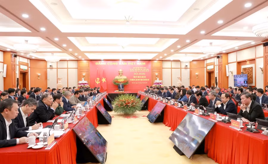 quang-canh-hoi-nghi-trung-uong.jpg