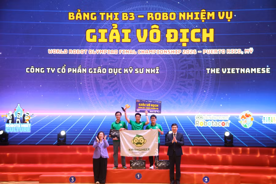 trao-cup-nha-vo-dich.jpg