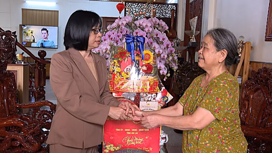 pho-chu-tich-ubnd-tinh-nguyen-thi-thanh-lich-tham-chuc-tet-gia-dinh-dong-chi-hnghia.jpg