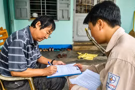 Nhân viên Điện lực Pleiku làm việc với khách hàng trong quá trình kiểm tra, giám sát mua bán điện. 