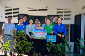Ủy ban MTTQ Việt Nam phường Bồng Sơn tổ chức chương trình trao tặng "Vườn cây tri ân" cho gia đình bà Nguyễn Thị Hoàng Nguyệt, thuộc diện gia đình chính sách.
