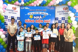 Tối 25.7, tại siêu thị Co.opmart Quy Nhơn (phường Quy Nhơn) đã diễn ra vòng chung kết Cuộc thi Hùng biện tiếng Anh “Nhà Hùng biện nhí” năm 2026 với sự tham gia của 10 thí sinh xuất sắc nhất.