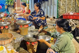 Phụ nữ xã đảo Nhơn Châu thức trắng đêm kho cá gửi bà con vùng lũ