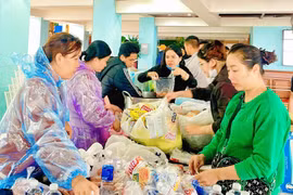 Lực lượng cứu hộ và các nhóm thiện nguyện, hộ dân ở Gia Lai cùng nỗ lực hỗ trợ suất cơm, chỗ ở tạm cho người dân vùng lũ.