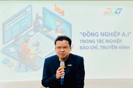 Nhà báo, Thạc sĩ Ngô Trần Thịnh - Trưởng phòng Đa Truyền thông, Trung tâm tin tức, Đài truyền hình TP Hồ Chí Minh (HTV) hướng dẫn học viên các chuyên đề