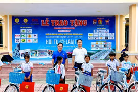 Trao tặng quà cho học sinh khó khăn tại xã Bình Phú