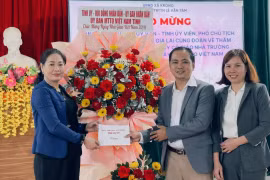 Phó Chủ tịch HĐND tỉnh Huỳnh Thúy Vân (bìa trái) thăm, chúc mừng Trường PTDT bán trú Tiểu học Lê Văn Tám. Ảnh: HĐND tỉnh