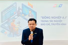 Nhà báo, Thạc sĩ Ngô Trần Thịnh - Trưởng phòng Đa Truyền thông, Trung tâm tin tức, Đài truyền hình TP Hồ Chí Minh (HTV) hướng dẫn học viên các chuyên đề