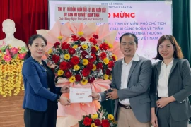 Phó Chủ tịch HĐND tỉnh Huỳnh Thúy Vân (bìa trái) thăm, chúc mừng Trường PTDT bán trú Tiểu học Lê Văn Tám. Ảnh: HĐND tỉnh