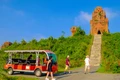 Việc bổ sung dịch vụ xe điện góp phần nâng cao trải nghiệm tham quan tháp Bánh Ít. Ảnh: Ngọc Nhuận