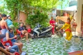 Du khách xem biểu diễn võ cổ truyền Bình Định. Ảnh: Ngọc Nhuận