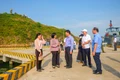 Phó Chủ tịch UBND tỉnh Nguyễn Thị Thanh Lịch (thứ 2 từ trái sang) khảo sát làng chài Hải Minh - nơi lưu giữ nhiều giá trị lịch sử, văn hóa. Ảnh: Ngọc Nhuận
