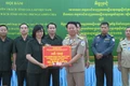 Phó Chủ tịch UBND tỉnh, Trưởng Ban Chuyên trách tỉnh Gia Lai Nguyễn Thị Thanh Lịch (hàng đầu, bên trái) trao số tiền hỗ trợ 13.000 USD của Chính phủ Việt Nam cho Ban Chuyên trách tỉnh Stung Treng. Ảnh: Đoàn Bình