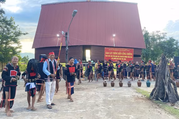 Buôn làng rộn tiếng cồng chiêng