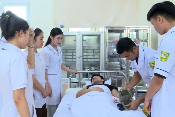 Gieo tri thức, vun đắp tình hữu nghị Việt - Lào
