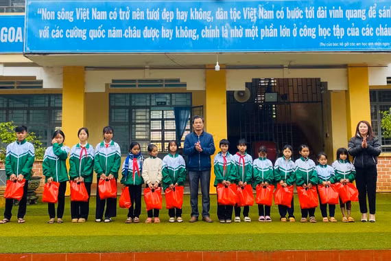 Bền bỉ vận động học sinh vùng khó đến trường