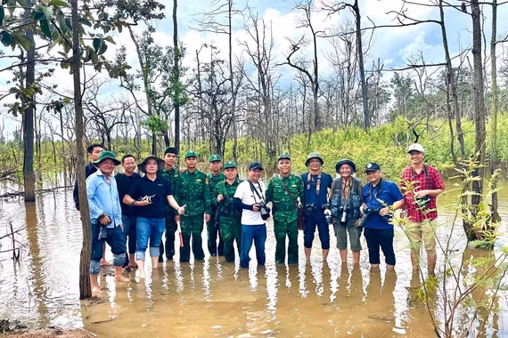 Văn nghệ sĩ “làm giàu” từ những chuyến đi